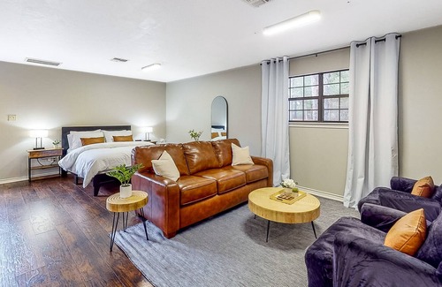 Bellville Cabine | Guest home on 14 acres - vineyards, pond & trails - newly updated kitchenette