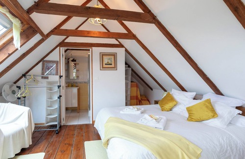 Kerien Lit Et Petit-Déjeuner | Casa de huéspedes 'Chambre Jaune' con terraza privada, jardín privado y Wi-Fi