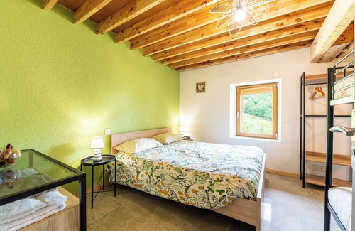 Moye Maison | Maison d'hôtes 'Chambre Verte' avec vue sur les montagnes, terrasse privée et jardin partagé