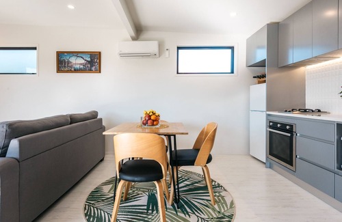Waiheke Island Maison | Guest House on Queens