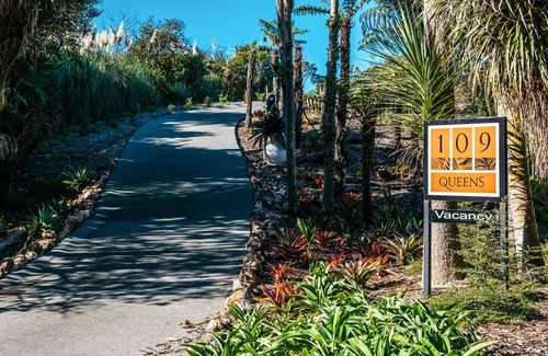 Waiheke Island Maison | Guest House on Queens