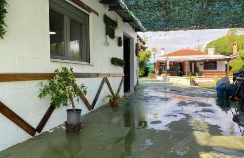 Dos Hermanas Appartement | Guest house with shared pool.