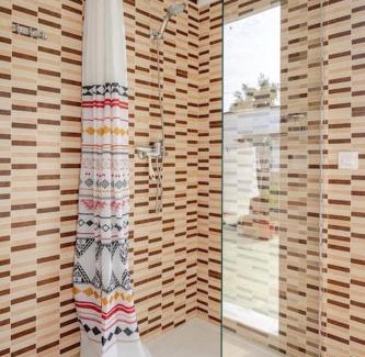Dos Hermanas Appartement | Guest house with shared pool.