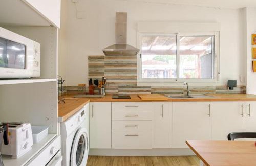 Dos Hermanas Appartement | Guest house with shared pool.