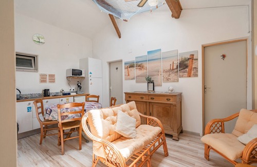 Marennes Lit Et Petit-Déjeuner | Guest Room 'Coup De Cœur' with Shared Terrace, Private Garden, and Wi-Fi