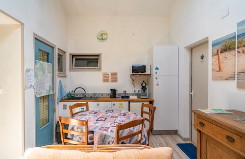 Marennes Lit Et Petit-Déjeuner | Guest Room 'Coup De Cœur' with Shared Terrace, Private Garden, and Wi-Fi