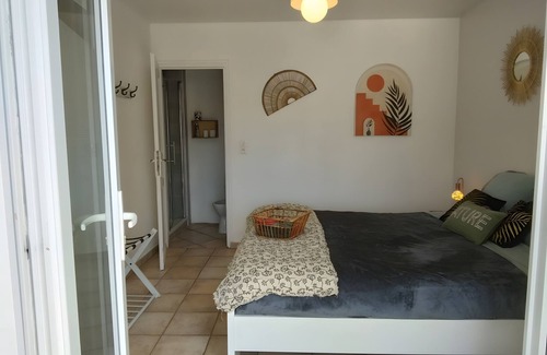Saint-Martin-d'Ardeche Lit Et Petit-Déjeuner | Guest Room 'A L'ombre Des Amandiers - Room 2' with Shared Pool, Communal Garden and Wi-Fi