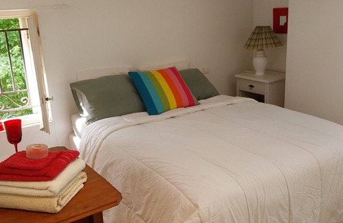 Saint-Andre-de-Cubzac Lit Et Petit-Déjeuner | Guest Room "La Lagune" with Shared Terrace, Private Garden and Wi-Fi
