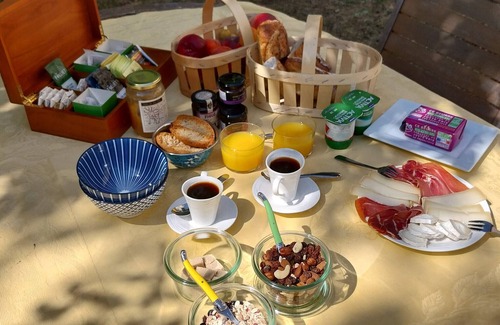 Saint-Andre-de-Cubzac Lit Et Petit-Déjeuner | Guest Room "La Lagune" with Shared Terrace, Private Garden and Wi-Fi