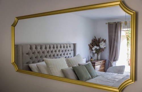 Saint-Christoly-Medoc Lit Et Petit-Déjeuner | Guest Room L’Olivier – Comfort & Privacy at Patio du Port