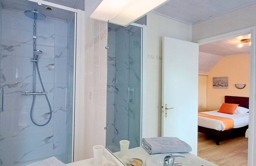 Mahalon Lit Et Petit-Déjeuner | Guest Room 2 at Kerantum with Shared Terrace, Shared Garden and Wi-Fi
