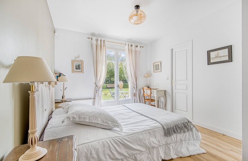 Blanquefort Lit Et Petit-Déjeuner | Guest Room Bastide De Mongiraud with Pool
