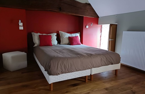 Beaumont-sur-Grosne Lit Et Petit-Déjeuner | Guest Room 'Carmin' with Shared Pool, Shared Terrace and Wi-Fi