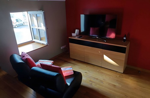 Beaumont-sur-Grosne Lit Et Petit-Déjeuner | Guest Room 'Carmin' with Shared Pool, Shared Terrace and Wi-Fi