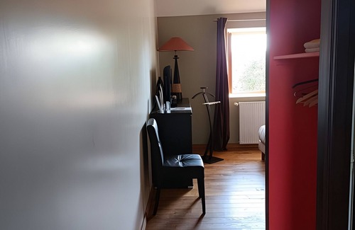 Beaumont-sur-Grosne Lit Et Petit-Déjeuner | Guest Room "Chambre Chocolat" with Shared Pool, Shared Terrace and Wi-Fi