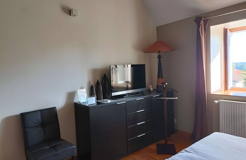 Beaumont-sur-Grosne Lit Et Petit-Déjeuner | Guest Room "Chambre Chocolat" with Shared Pool, Shared Terrace and Wi-Fi