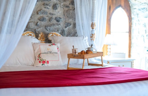 Cruet Lit Et Petit-Déjeuner | Guest Room - Château de la Rive - 2 Persons