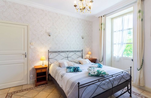 Vignols Lit Et Petit-Déjeuner | Guest Room in Vignols