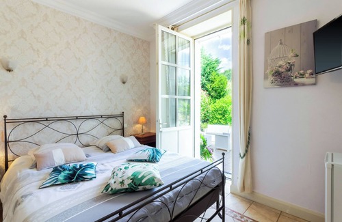 Vignols Lit Et Petit-Déjeuner | Guest Room in Vignols