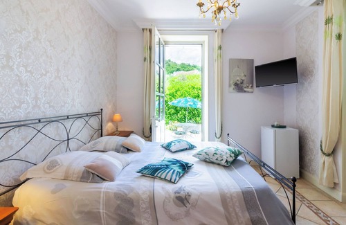 Vignols Lit Et Petit-Déjeuner | Guest Room in Vignols