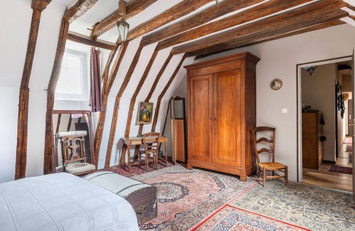 Clere-les-Pins Lit Et Petit-Déjeuner | Guest Room 'La Mansarde' with Shared Garden and Wi-Fi