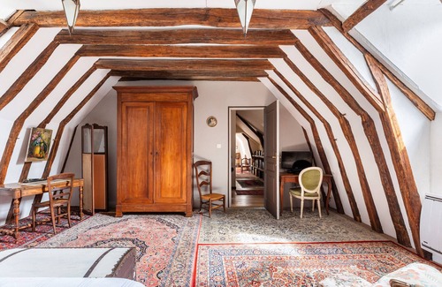 Clere-les-Pins Lit Et Petit-Déjeuner | Guest Room 'La Mansarde' with Shared Garden and Wi-Fi