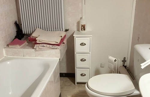Segonzac Lit Et Petit-Déjeuner | Guest Room 'Room 1 for 2 People' with Shared Pool, Shared Terrace and Wi-Fi
