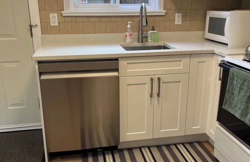 Coquitlam Maison | Guest Suite 2 beds Coquitlam Centre Mall -10min walk to Skytrain/Mall