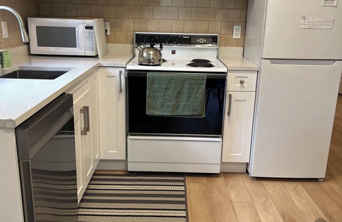 Coquitlam Maison | Guest Suite 2 beds Coquitlam Centre Mall -10min walk to Skytrain/Mall