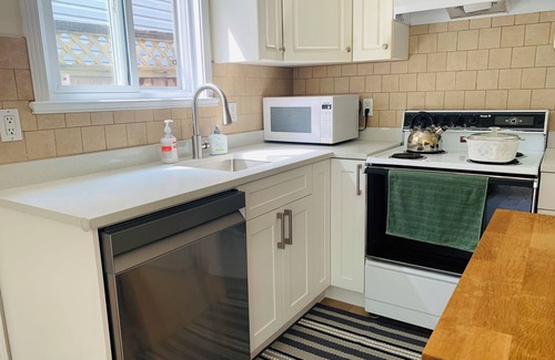 Coquitlam Maison | Guest Suite 2 beds Coquitlam Centre Mall -10min walk to Skytrain/Mall