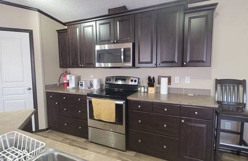 Stettler Maison | Guest suite in town-2 bedrooms/private kitchen