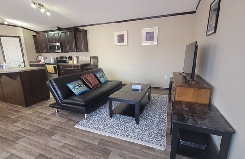 Stettler Maison | Guest suite in town-2 bedrooms/private kitchen