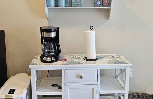 Hull Appartement | Guest Suite with Bedroom, Living Room, Dining Area, Full Bath,off street parking