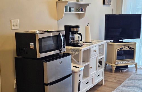 Hull Appartement | Guest Suite with Bedroom, Living Room, Dining Area, Full Bath,off street parking