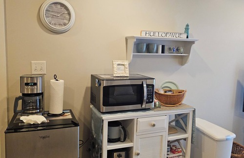 Hull Appartement | Guest Suite with Bedroom, Living Room, Dining Area, Full Bath,off street parking