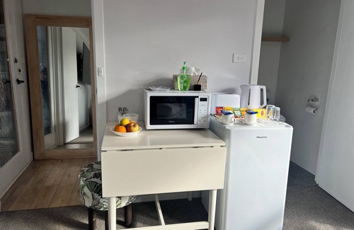 Westmeadows Appartement | Guest Suite with Private Entrance- 6 Minutes to Airport!