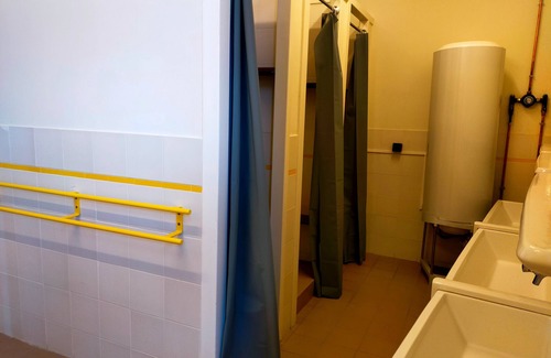 Saint-Geoire-en-Valdaine Maison | Maison d'hôtes 'Chambre 4 - La Suite Rouge' avec terrasse et jardin partagés