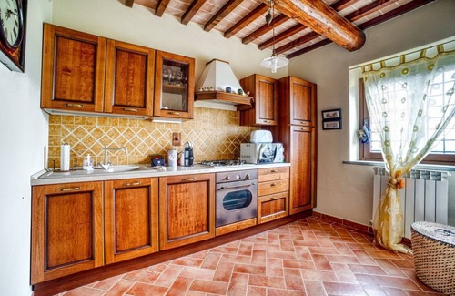Castiglione del Lago Appartement | GuestHost - Il Glicine, apt with garden and pool