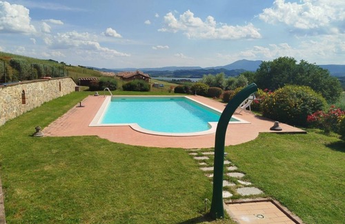 Castiglione del Lago Appartement | GuestHost - Il Glicine, apt with garden and pool