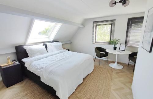 Nessersluis Maison | Guesthouse at the Amstel river with 2BR 2BA and garden
