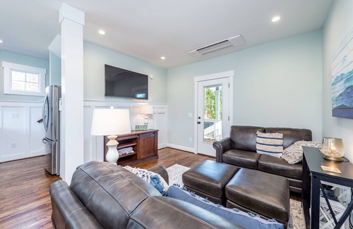 Weaverville Cottage | Guesthouse, downtown Weaverville 2 blocks from Main St. No Helene damage.