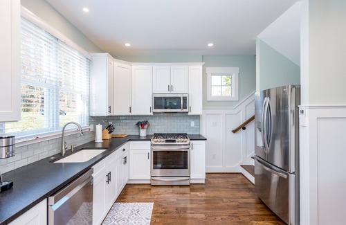 Weaverville Cottage | Guesthouse, downtown Weaverville 2 blocks from Main St. No Helene damage.