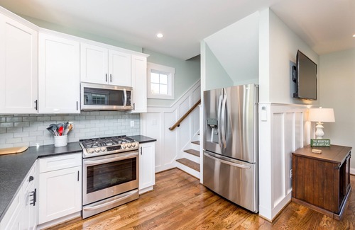 Weaverville Cottage | Guesthouse, downtown Weaverville 2 blocks from Main St. No Helene damage.