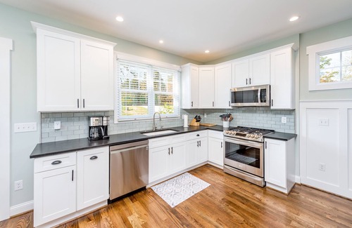 Weaverville Cottage | Guesthouse, downtown Weaverville 2 blocks from Main St. No Helene damage.