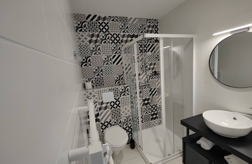 Chozeau Maison | Guesthouse 'Graphique' with Mountain View, Wi-Fi and Air Conditioning