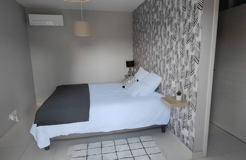 Chozeau Maison | Guesthouse 'Graphique' with Mountain View, Wi-Fi and Air Conditioning