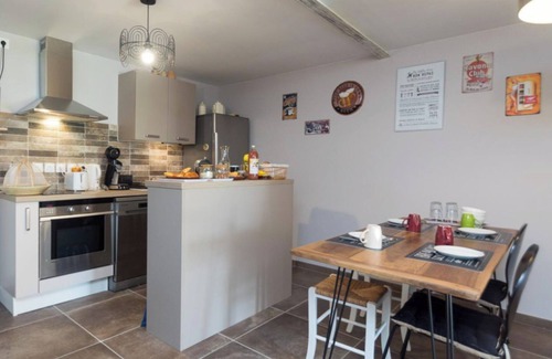 Chozeau Maison | Guesthouse 'Graphique' with Mountain View, Wi-Fi and Air Conditioning