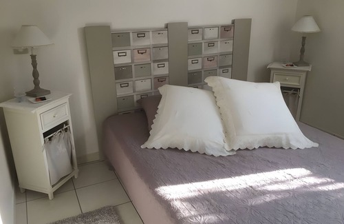 Saint-Martin-Bellevue Maison | Guesthouse 'Le Chalet Fleuri' with Mountain View, Shared Terrace and Wi-Fi