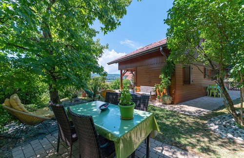 Saint-Martin-Bellevue Maison | Guesthouse 'Le Chalet Fleuri' with Mountain View, Shared Terrace and Wi-Fi