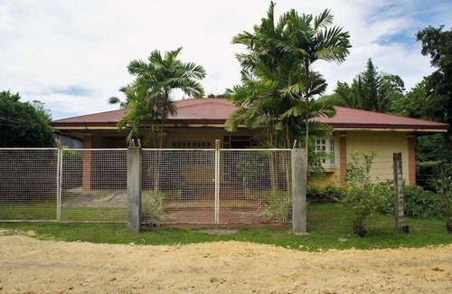 Baclayon Maison | Maison d'hôtes entourée d'arbres